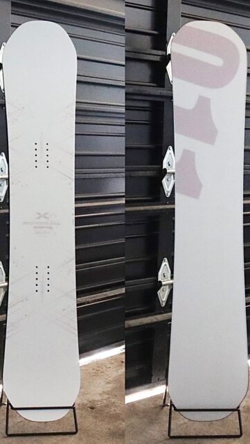 26-27
来期モデル

X FLY

来期はフレックスを調整しソフトにしました。足下に新たなXグリップシートを配置し、パワーをダイレクトに伝え、安定したグリップ力を発揮します。
サイズによりカラーが違います。

011のホームページから来期モデルカタログをダウンロードできます。よろしくお願い致します。

#011artistic 
#来期モデル
#スノーボード
#キャンバー
#グラトリ